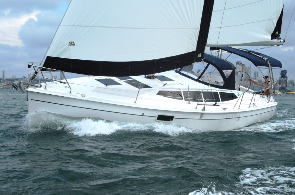 e36 Stbd ReachHR © US Yachts Matt Hayes www.hunteryachts.com.au
